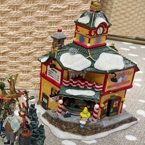 Vintage 2005 Department 56 Commuter Train Station building Christmas village